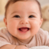 Sorriso de bebê em aconchego